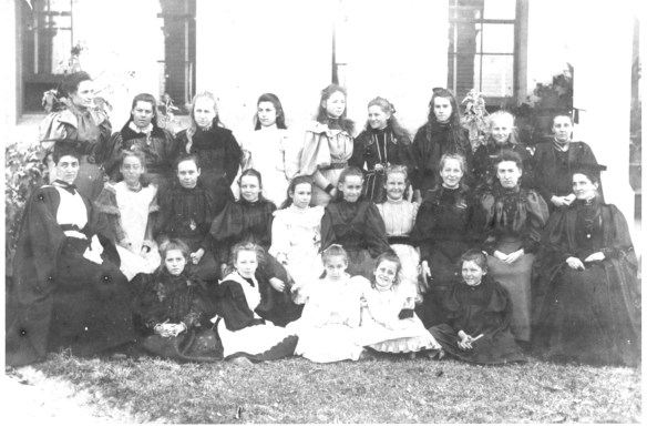 1895 Pupils & Staff